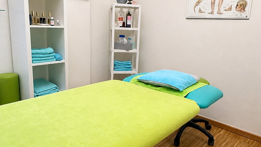 Behandlungsraum der Heilpraxis Bad Heilbrunn mit Behandlungsliege