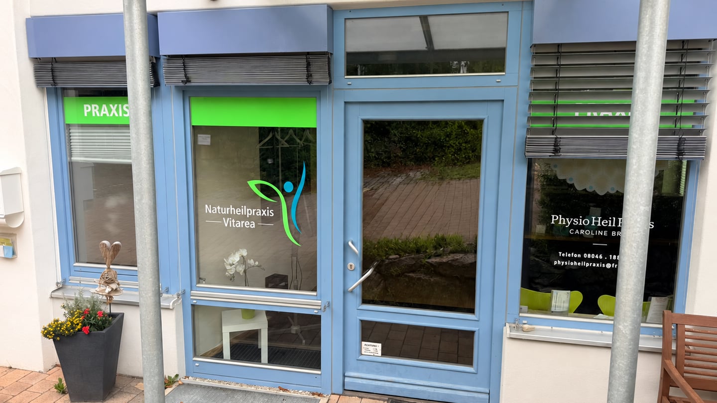 Eingang der Heilpraxis Bad Heilbrunn im Gewerbepark 5-7